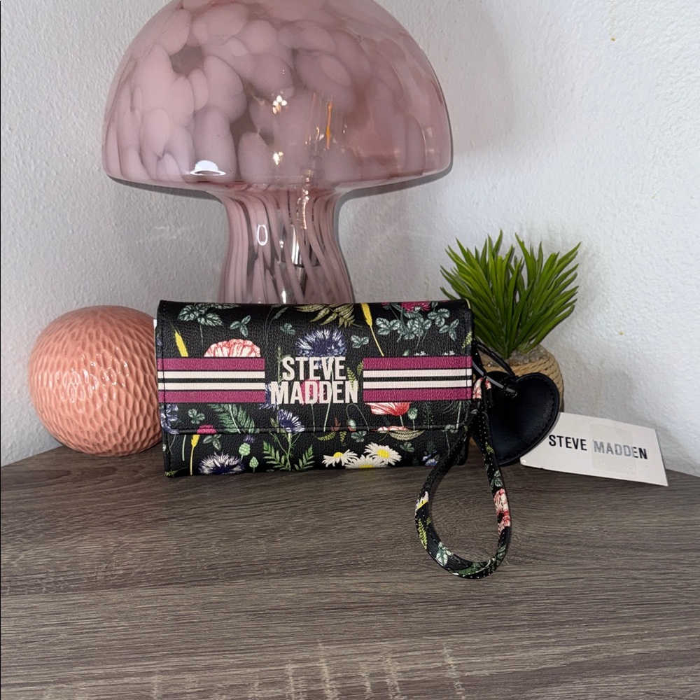 Steve Madden Bkrissy Black Floral Trifold Wristlet